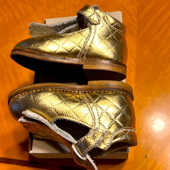 TODDLER GIRL BEAUTIFUL GOLD SHOE WORN 1 TIME, SIZE 4 - Picture 6 of 8